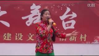 农村小媳妇牵着老人唱《一壶老酒》上演天籁高音