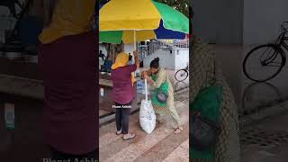 2 Hardworking Sisters Selling Ghar Ka Khana #shorts #streetfood #delhi #indianstreetfood