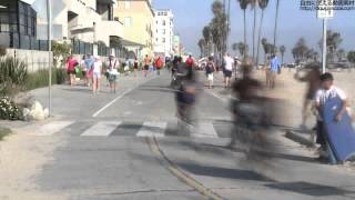 【著作権フリーの動画素材】ベニスビーチを走るスケーター達　Skaters And Pedestrians At Venice Beach