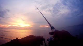 Mancing Casting di Pantai Rangkan Ketewel dengan soft lure kecil sekali lempar langsung strikeee...