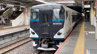 E257系2500番台NC−33編成＋2000番台NA−01編成（トップナンバー）が回送電車として到着するシーン