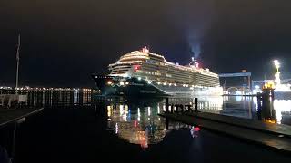 Mein Schiff 1  Einlauf in Kiel bei Nacht