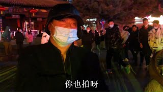 大城市夜景真漂亮！老爸开心的像“孩子”，摄像分享给老妈看