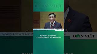 Chủ tịch Quốc hội Vương Đình Huệ tặng hoa, chúc mừng Tân Chủ tịch nước Võ Văn Thưởng #shorts