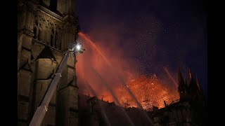 Impressionnant incendie à Notre-Dame à Paris, le toit menace de s'effondrer