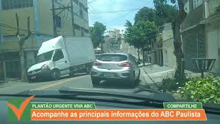 VIVA ABC: Caminhão bate em dois carros na Vila Helena em Santo André