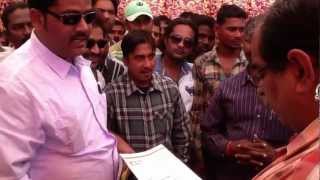 JSGLIVE.IN - Youth Congress President handing over the Memorandum for Roadside Vendor to ADM