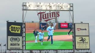 Joe Nathan throws out ceremonial first pitch to old Twins battery mate Joe Mauer