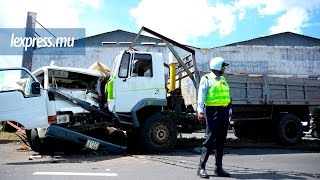 Au quai: violente collision entre deux camions