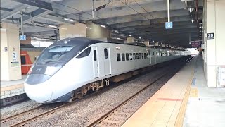 117A次七堵發車經由西部幹線開往迴送基隆的觀光特仕版EMU3000型十二輛編組EMU3026皮蛋豆腐騰雲號四色彩色新城際自強號列車，511次七堵發車經由海線開往新左營的單電頭+新式自動門莒光號