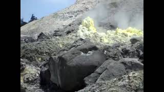 【秋田】玉川温泉の噴気地帯から噴き出る火山性ガス