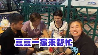 农村夫妻夜市摆摊遇熟人，豆豆一家穿肠改刀样样行，感谢妗子照顾【小超的农村事】