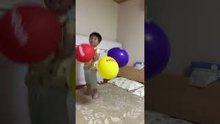 ベッドの上で風船🎈を持って回る😉