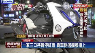 貨車疑爆胎失控衝撞 14台機車全倒－民視新聞