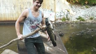 [GRAPHIC] Making a Spear and Hunting Catfish! Cleaning and Cooking!