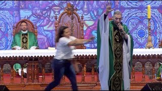 Padre Marcelo Rossi é empurrado do altar durante celebração
