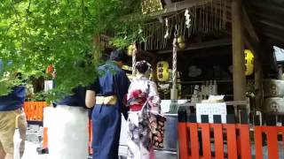 日本人示範神社參拜程序