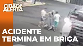 Carro bate em caminhão de lixo e motoristas brigam no local do acidente