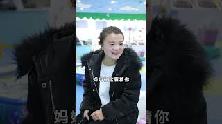 女儿游乐场里疯玩释放天性，玩嗨了，孩子的童年就应该这样快乐