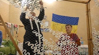 «Файні маскувальниці»: як житомирянки плетуть сітки для українських воїнів