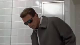 Arnold schwartzenegger y la espectacular escena de baño