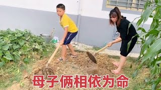 穷人孩子早当家，农村10岁儿子下地帮妈妈干活，无意的话让人泪奔