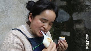 Sister Miao’s marinated salted duck eggs, roast a glutinous rice cake, and eat it all at once