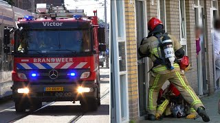 Brandweer ramt deur in bij brandgerucht in Amsterdam - Autospuit Victor met spoed onderweg