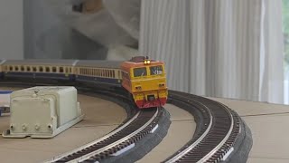 Thai HO Train on Superelevated Curve โมเดลรถไฟไทยเข้าโค้ง #โมเดลรถไฟ #Thaitrainmodel #ThaiHOscale