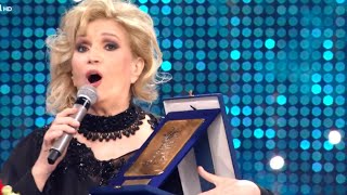 SANREMO 2025 IVA ZANICCHI PREMIATA MEGLI DA VIVA CHE DA MORTA