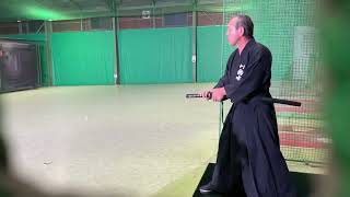 64歳の翁が160キロのボールを日本刀で斬る！／Amazing! Samurai in the batting cage.