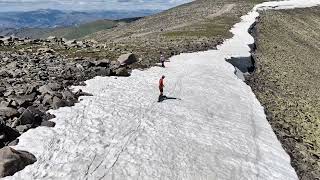 Skiing in the mountains of Altay, Xinjiang in summer夏天在新疆阿勒泰的高山上滑雪