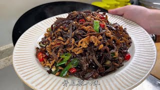 这样的木耳炒肉丝全家都爱吃，脆爽又入味#木耳 #白背毛木耳丝