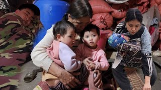 Linh harvests vegetables and tomatoes, grandma stays home to take care of Bim Bon and Bo.