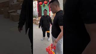 无良老板联合同伙玩套路，虎哥直接全部砸掉#Shorts