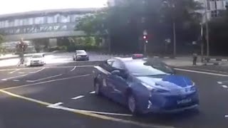 22apr2018 comfort taxi SH8536B beating red light at junction of jurong gateway road