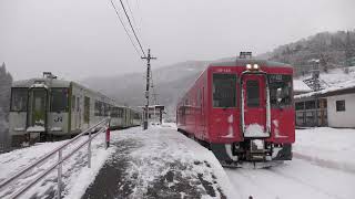 雪積もる駅を国鉄色ｷﾊ110が発車