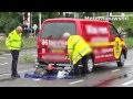 fietsster onder achteruitrijdend busje