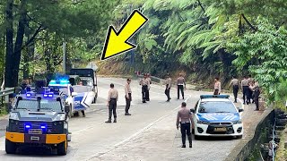 AKHIRNYA JALAN DIKOSONGKAN APARAT !!! Truk Sultan Tenaga Monster Dari Eropa Muatan Raksasa Melintas