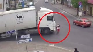 Kobieta weszła pod TIRa w Pajęcznie 1080p / The woman ran into the truck