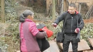 农村四哥：王四跟英子出远门，老妈怕孩子冻着，赶紧送了件衣服