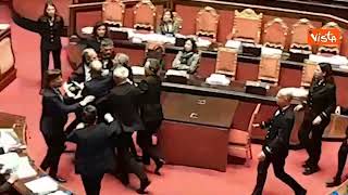Rissa al Senato tra Menia (Fratelli d'Italia) e Croatti (M5S) sul Premierato, seduta sospesa