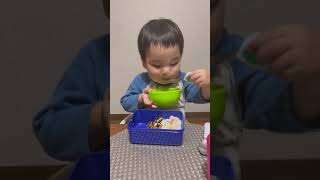 2歳1ヶ月boyの夜ご飯の様子👦🥣眠たいけど食べたくて、、、ポロポロこぼしてえづいて、、、