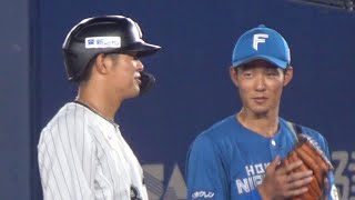 中断中話し込むロッテ中村奨吾選手と日本ハム石井一成選手【早稲田会】2022.9.13