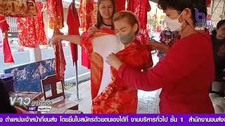 จังหวัดอุทัยธานี  บรรยากาศร้านจำหน่าย เสื้อผ้าชุดกี่เพ้า ชุดฮ่องเต้   สีแดง หลากหลายรูปแบบ