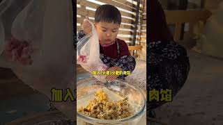 冬至来碗热乎乎的东北酸菜饺子，香掉牙啦😎 人类幼崽 动手自己做美食 如何培养孩子学做饭 天儿冷吃点啥 最忙的小孩