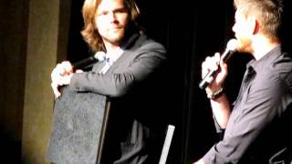 Supernatural Nashcon 2011 - J2 have each other's backs