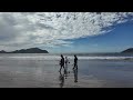 caminando por la playa en mazatlán frente a hotel el cid the inn y hotel viaggio