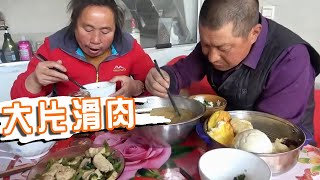 夫婦倆為春忙準備啥？兒子田地揮鏟撒糞，齊上陣！大片滑肉吃過癮【泥土大黑】