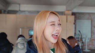 Vivi trying to wink and Loona members imitating her